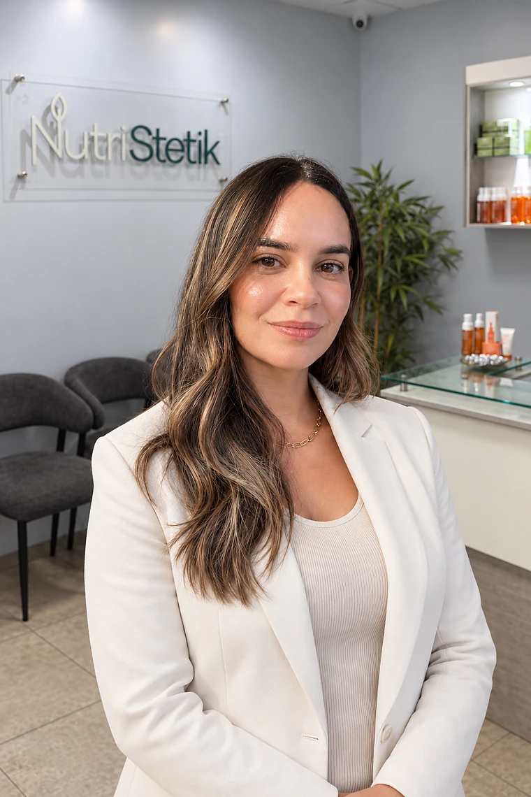 Lcda. Andrea Aguirre, directora de NutriStetik, en la recepción